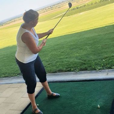 Mirjana, golf na travi